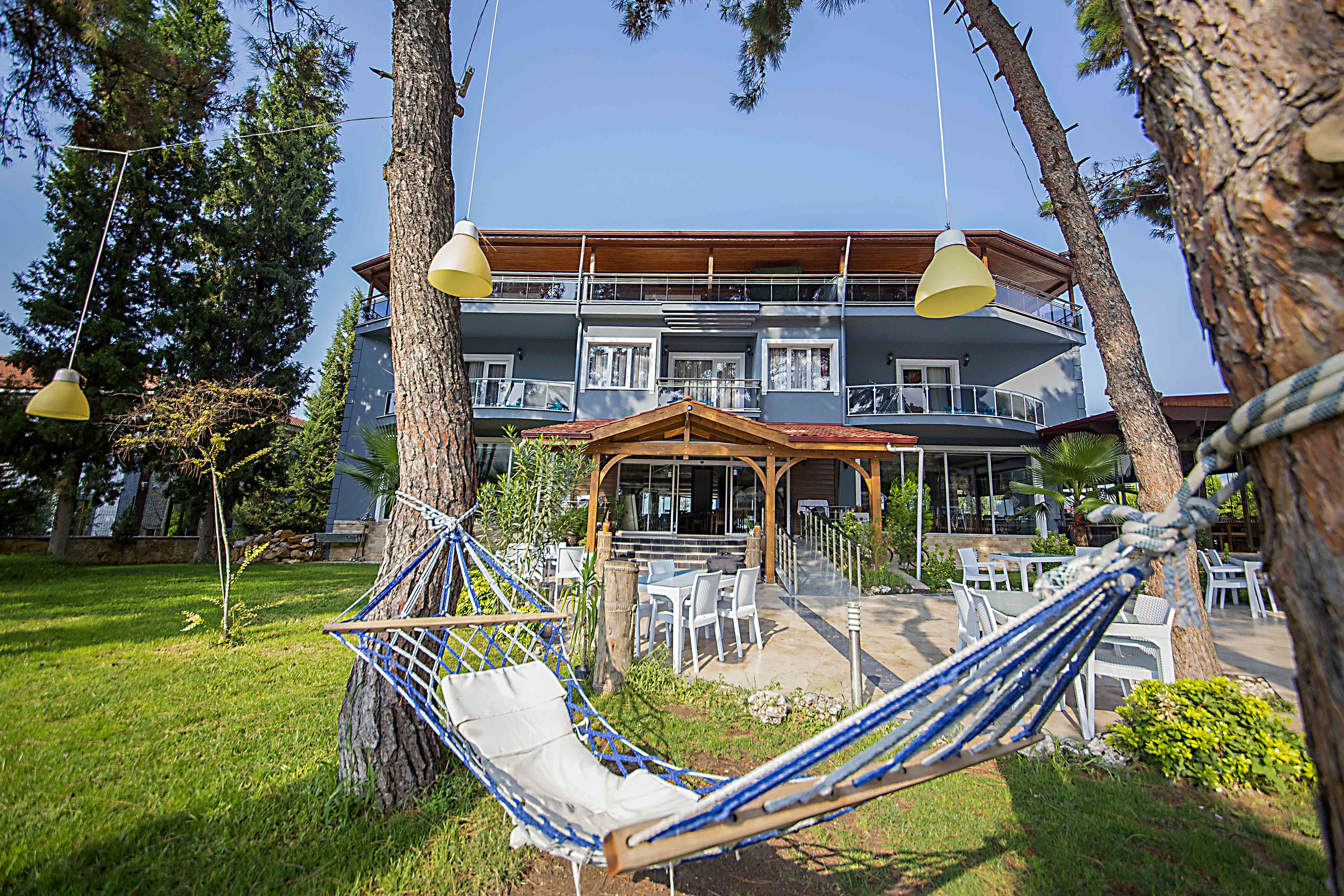 White Heaven Suit Hotel