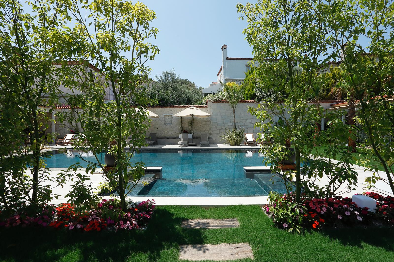 LOTUS ALAÇATI BAHÇE